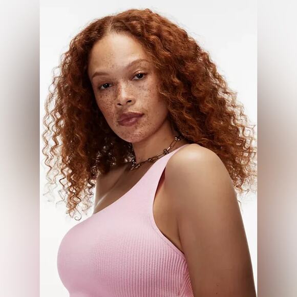 Aritzia Babaton Sculpt Knit One-Shoulder Ribbed Cropped Tank Daisy Pink - Picture 2 of 8